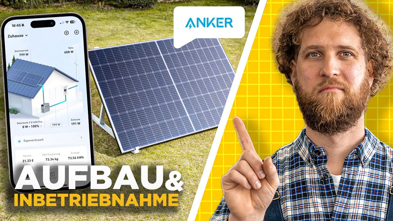 Tobias Haack mit erhobenem Zeigefinger neben einem aufgeständerten Solarpanel auf einer Wiese, links ein Smartphone mit der Anker-App, Schriftzug Aufbau & Inbetriebnahme