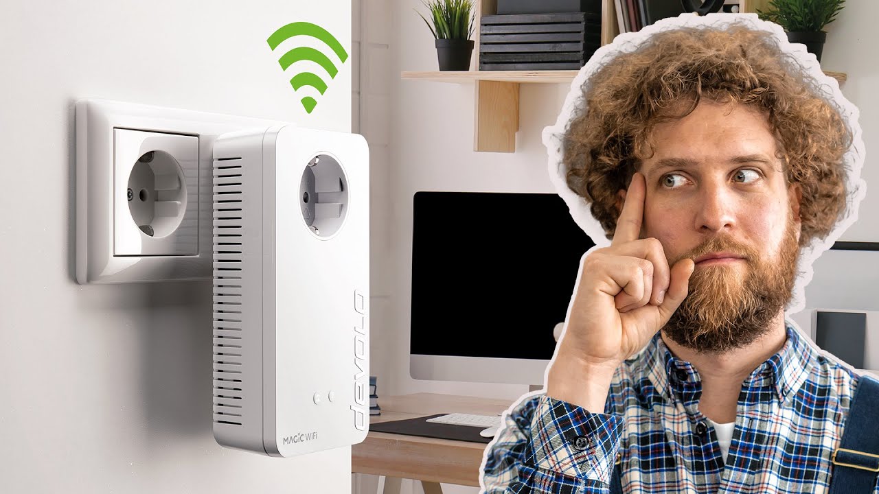 Vorschaubild: weißer devolo-Adapter mit Aufschrift „Magic WiFi“ in einer Wandsteckdose, darüber ein grünes WLAN-Symbol, rechts Tobias Haack mit nachdenklicher Geste vor einem Schreibtisch