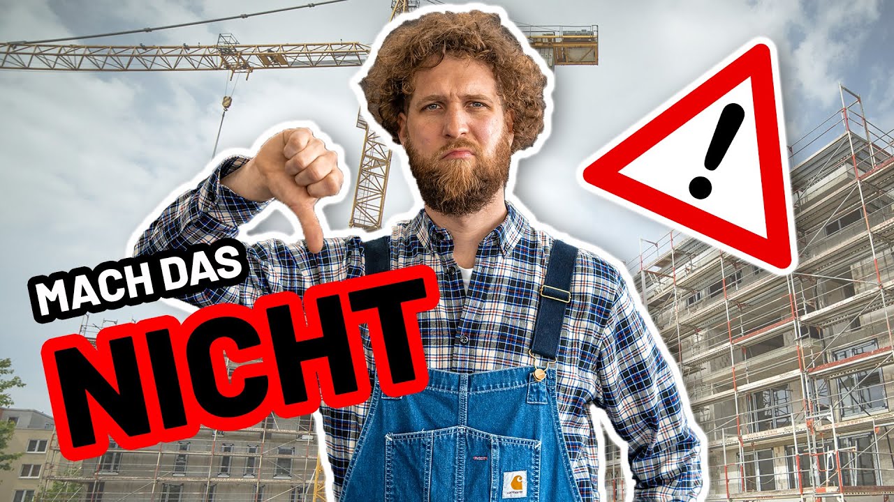 Tobias Haack in Latzhose und kariertem Hemd zeigt den Daumen nach unten, daneben ein Warndreieck, im Hintergrund Baukräne und eingerüstete Gebäude, Schriftzug Mach das nicht