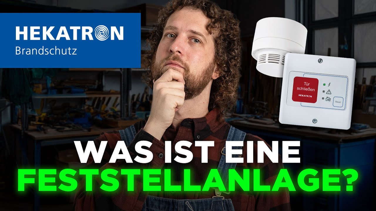 Tobias Haack mit der Hand am Kinn in einer Werkstatt, daneben ein weißes rundes Gerät und ein weißes Gerät mit rotem Feld „Tür schließen“, oben links das Logo „Hekatron Brandschutz“, unten der Schriftzug Was ist eine Feststellanlage?