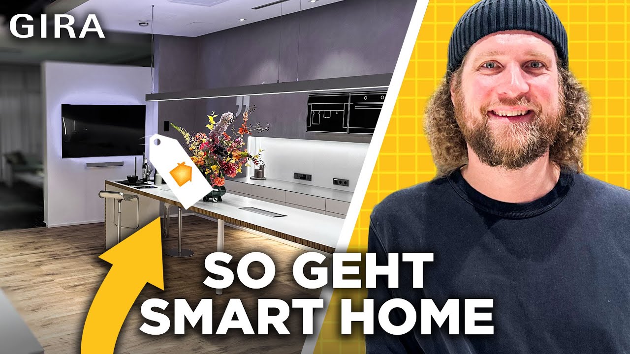 Tobias Haack mit Mütze lächelnd neben einer Küche mit Kochinsel, dazu der Schriftzug Gira und So geht Smart Home
