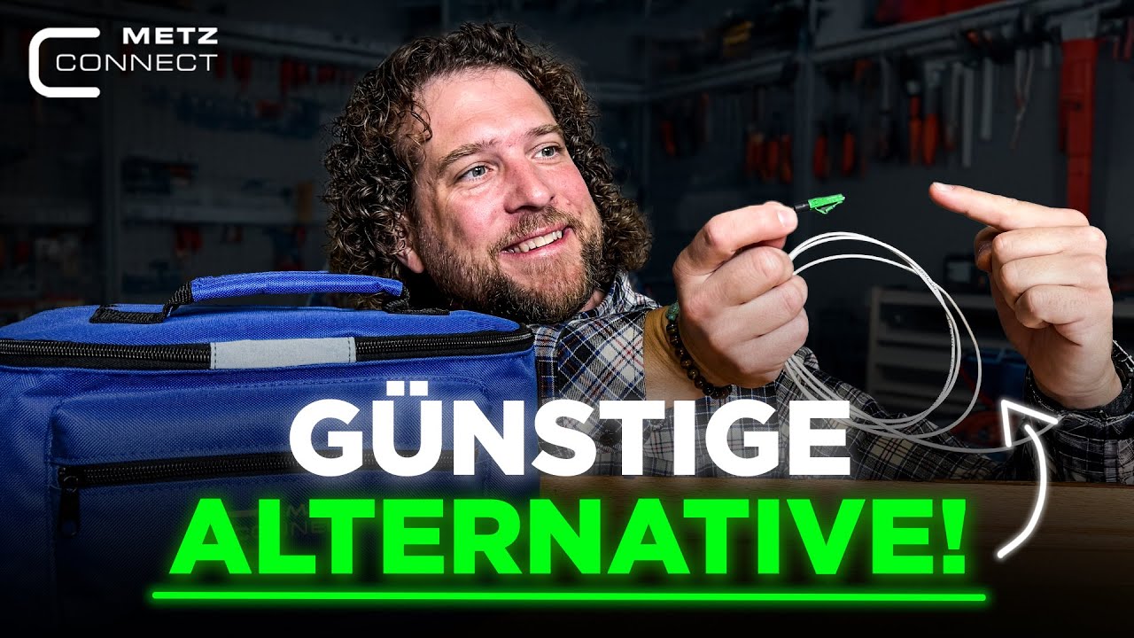 Tobias Haack zeigt auf eine dünne Glasfaserleitung mit grünem Stecker, vorne eine blaue Werkzeugtasche, oben links das Logo Metz Connect, dazu der Schriftzug Günstige Alternative!
