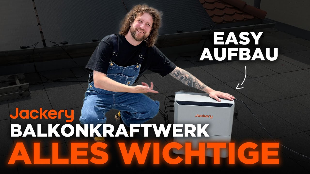 Tobias Haack hockt auf einer Dachfläche neben einem grauen Jackery-Gerät mit angesteckten Kabeln, dazu der Schriftzug Balkonkraftwerk – alles Wichtige