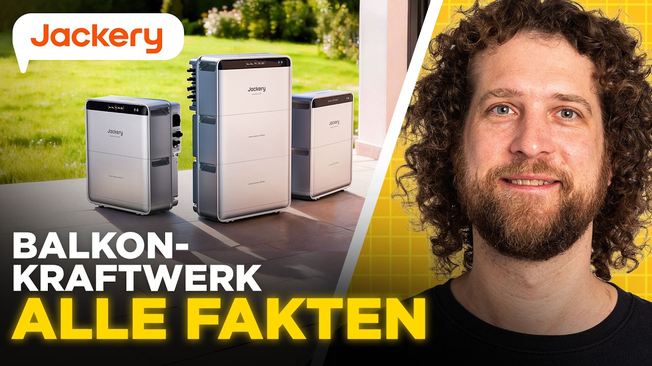 Tobias Haack neben drei silbernen Jackery-Geräten unterschiedlicher Größe auf einer Terrasse vor einer Wiese, dazu der Schriftzug Balkonkraftwerk alle Fakten