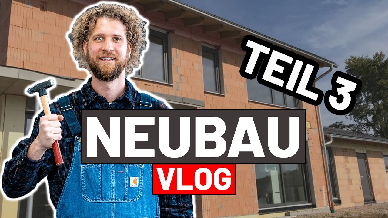Tobias Haack mit Hammer und Latzhose vor einem Rohbau aus Ziegelsteinen, daneben die Schriftzüge Neubau Vlog und Teil 3
