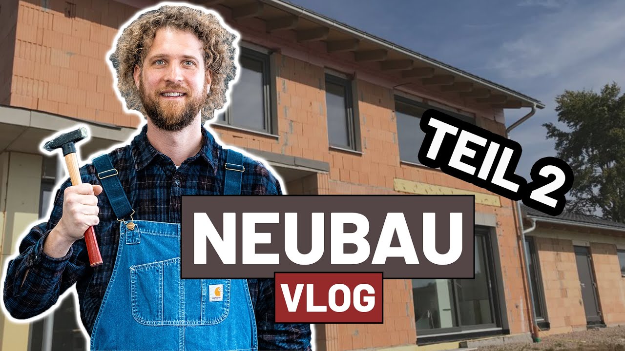 Tobias Haack mit Hammer und Latzhose vor einem Rohbau, daneben die Schriftzüge Neubau Vlog und Teil 2