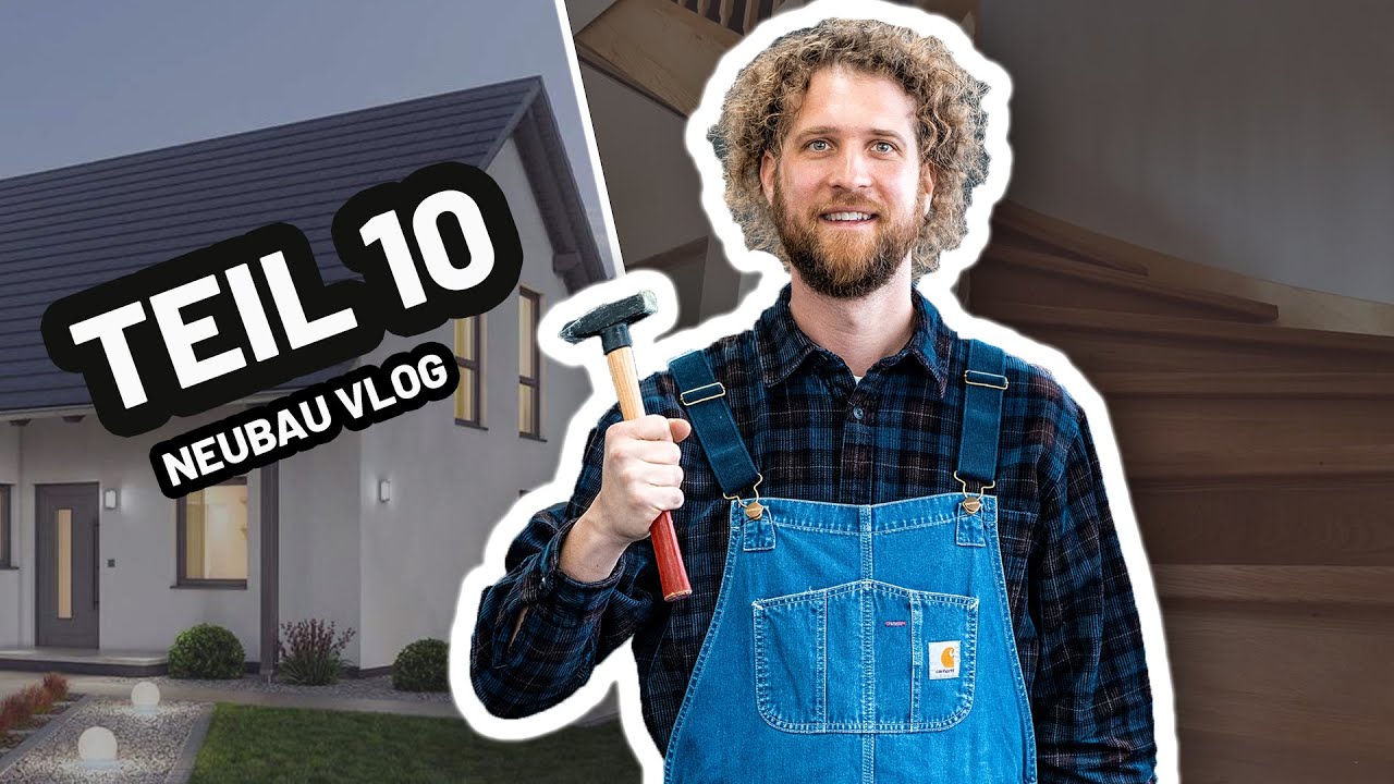 Tobias Haack mit Hammer und Latzhose, links ein weißes Haus mit dunklem Dach und die Schriftzüge Teil 10 und Neubau Vlog, rechts eine Holztreppe