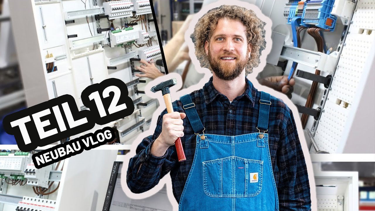 Tobias Haack mit Hammer und Latzhose vor Aufnahmen eines geöffneten Zählerschranks mit Verdrahtung, daneben die Schriftzüge Teil 12 und Neubau Vlog