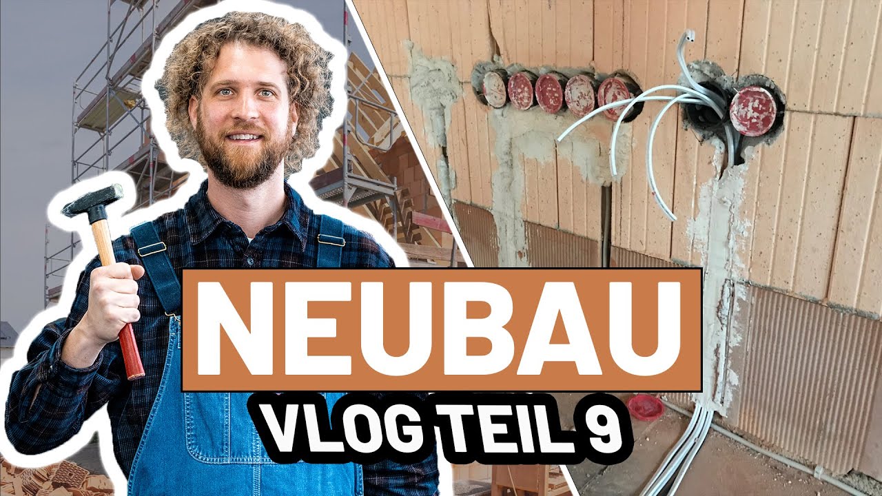 Tobias Haack mit Hammer und Latzhose vor einem Baugerüst, rechts eingesetzte Dosen mit Kabeln in einer Ziegelwand, dazu die Schriftzüge Neubau und Vlog Teil 9