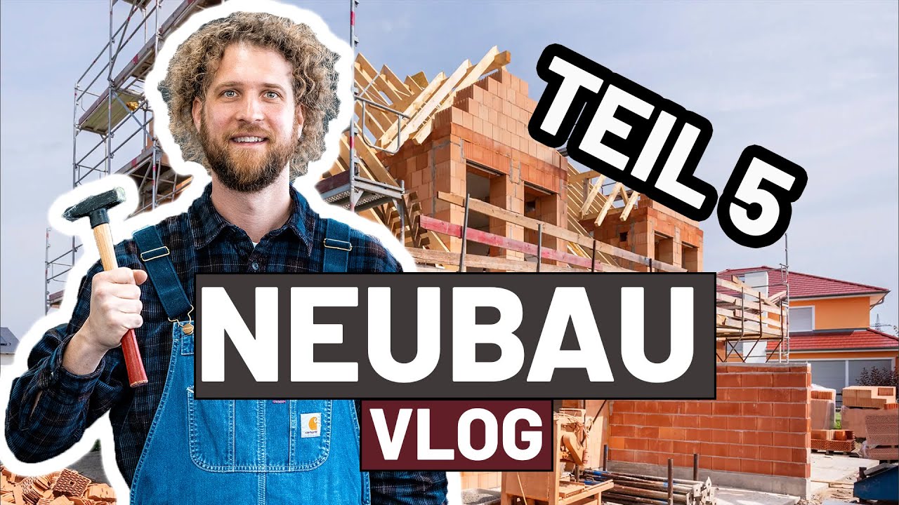 Tobias Haack mit Hammer und Latzhose vor einem Rohbau aus Ziegelsteinen mit Gerüst und Dachstuhl, daneben die Schriftzüge Neubau Vlog und Teil 5