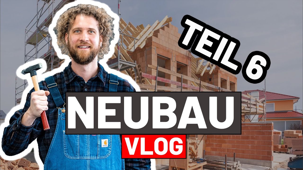 Tobias Haack mit Hammer und Latzhose vor einem Rohbau aus Ziegelsteinen mit Gerüst und Dachstuhl, daneben die Schriftzüge Neubau Vlog und Teil 6