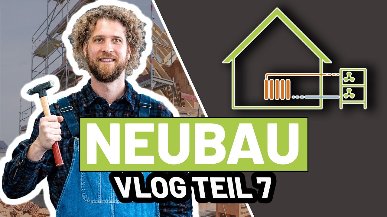 Tobias Haack mit Hammer und Latzhose vor einem Rohbau mit Gerüst, daneben eine Grafik von einem Haus mit Heizkörper und zwei Lüftersymbolen sowie die Schriftzüge Neubau und Vlog Teil 7