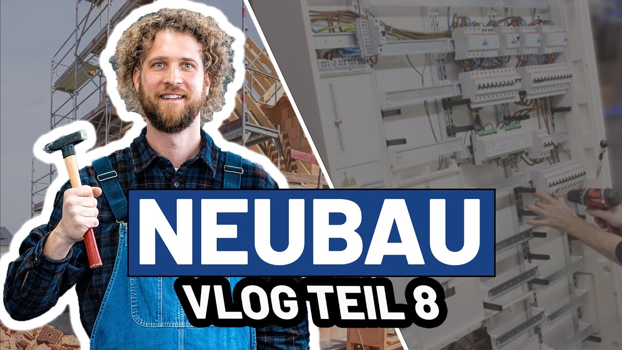 Tobias Haack mit Hammer und Latzhose vor einem Baugerüst, rechts ein geöffneter Schrank mit Reiheneinbaugeräten, dazu die Schriftzüge Neubau und Vlog Teil 8