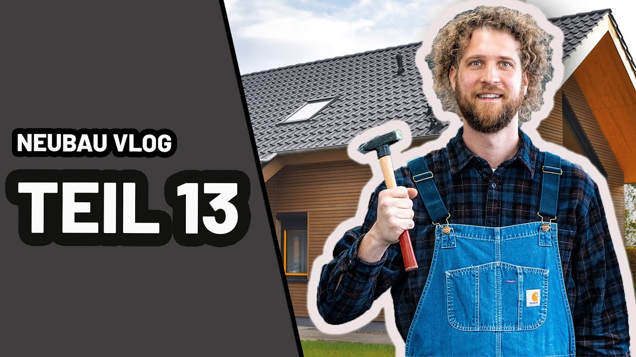 Tobias Haack mit Hammer und Latzhose vor einem Haus mit Holzfassade und Ziegeldach, daneben die Schriftzüge Neubau Vlog und Teil 13