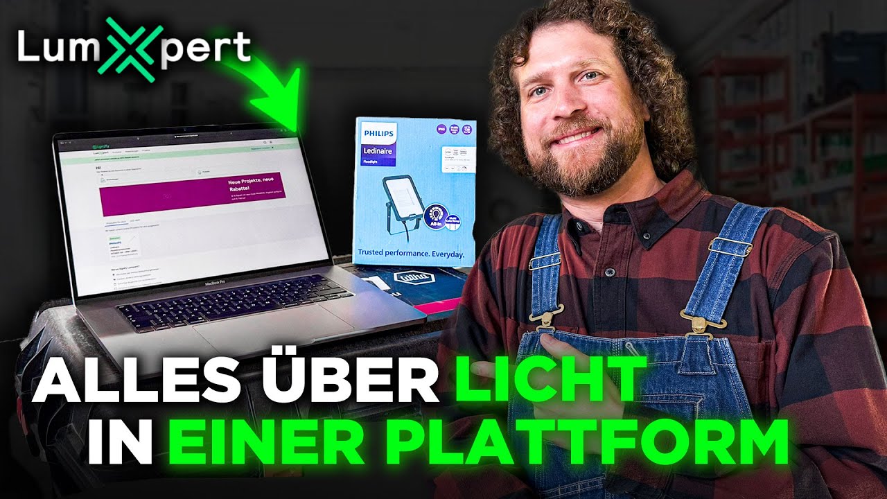 Vorschaubild: Tobias Haack in Latzhose und kariertem Hemd, daneben ein Laptop mit geöffneter Plattform und dem Logo LumXpert, dahinter der Karton eines Philips-Scheinwerfers, Schriftzug „Alles über Licht in einer Plattform“