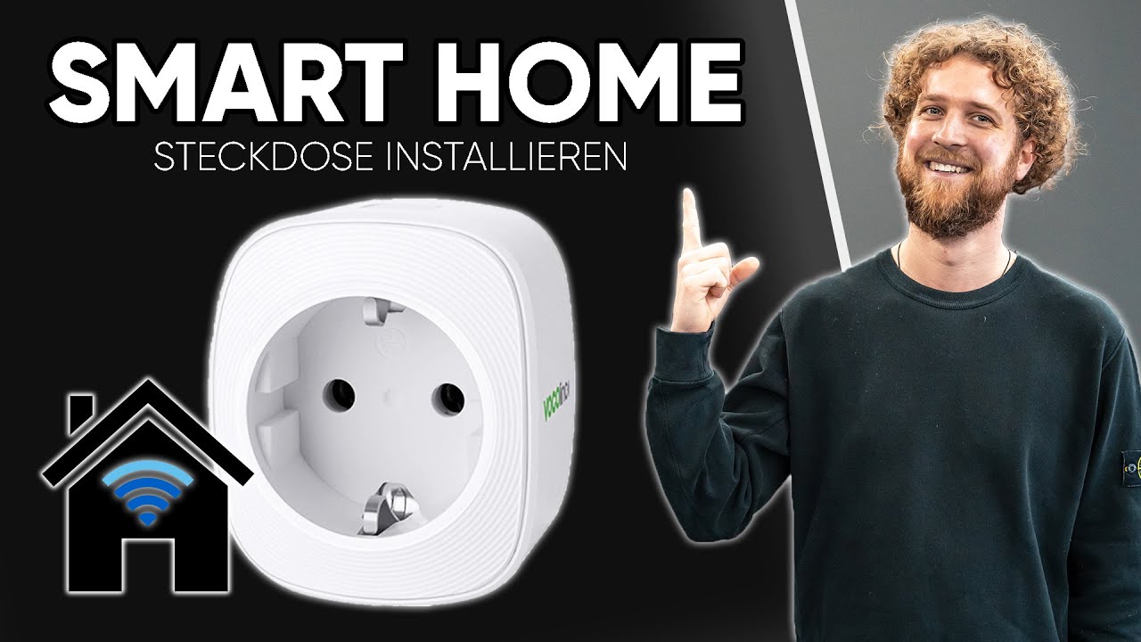 Tobias Haack zeigt mit dem Finger nach oben, daneben eine weiße smarte Steckdose zum Einstecken, ein Haus-Symbol mit WLAN-Zeichen und der Schriftzug Smart Home Steckdose installieren