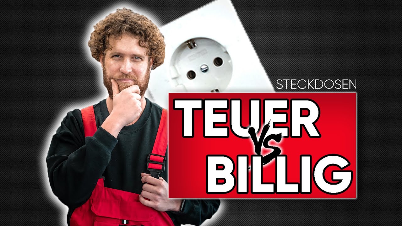 Tobias Haack in roter Latzhose vor einer weißen Steckdose, daneben der Schriftzug „Steckdosen: Teuer vs. Billig“