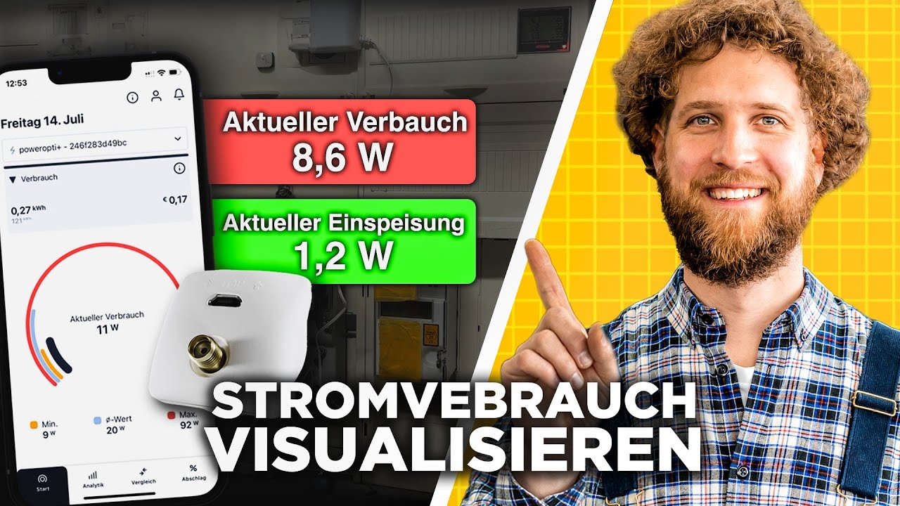 Tobias Haack zeigt auf ein Smartphone mit einer App-Anzeige zum aktuellen Verbrauch, daneben ein kleines weißes Gerät und Einblendungen zu aktuellem Verbrauch und aktueller Einspeisung