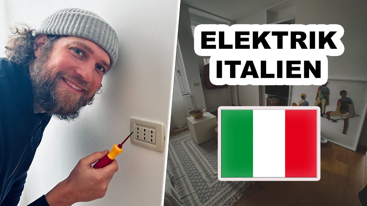 Vorschaubild: Tobias Haack mit Mütze zeigt mit einem Schraubendreher auf eine Abdeckung mit drei Steckdosen, rechts ein Wohnraum mit dem Schriftzug „Elektrik Italien“ und einer italienischen Flagge