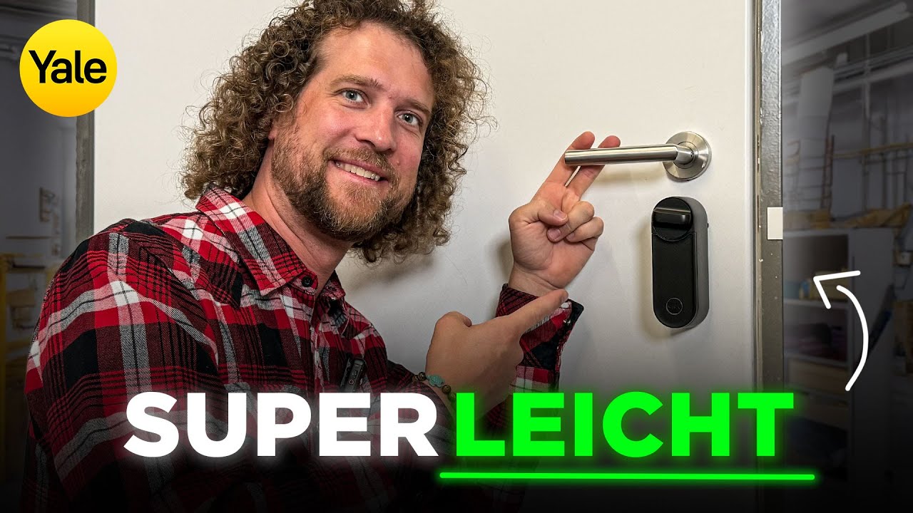 Vorschaubild: Tobias Haack lächelt und zeigt auf ein schwarzes Smartlock an einer weißen Tür unter der Türklinke, oben links das Yale-Logo, unten der Schriftzug „SUPERLEICHT“